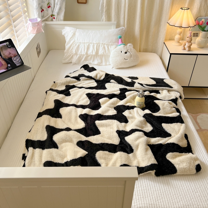 91家纺网 家纺一手货源 找家纺 妖妖家纺 2025新款高克重阳离子羊羔绒保暖双面毛毯 漾花拾波