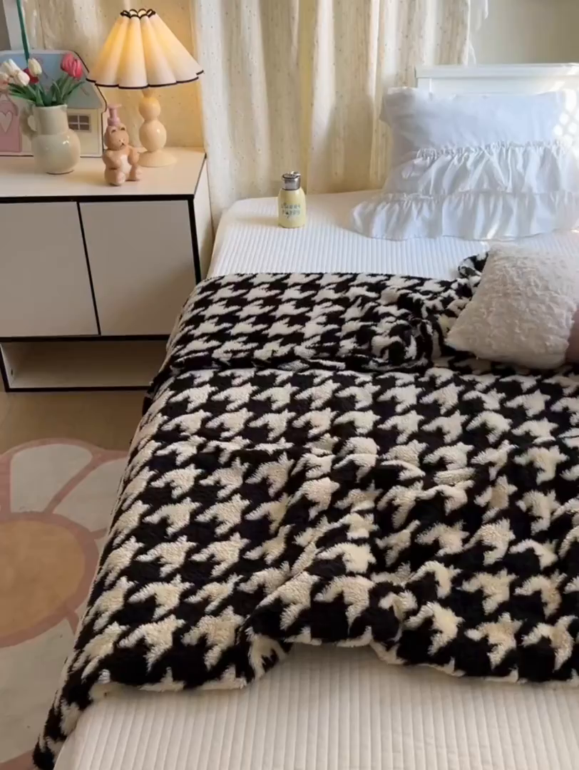 91家纺网 家纺一手货源 找家纺 妖妖家纺 2025新款高克重阳离子羊羔绒保暖双面毛毯 千鸟絮语