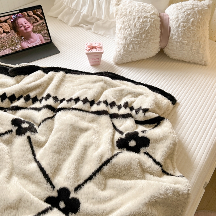 91家纺网 家纺一手货源 找家纺 妖妖家纺 2025新款高克重阳离子羊羔绒保暖双面毛毯 抬花拾趣