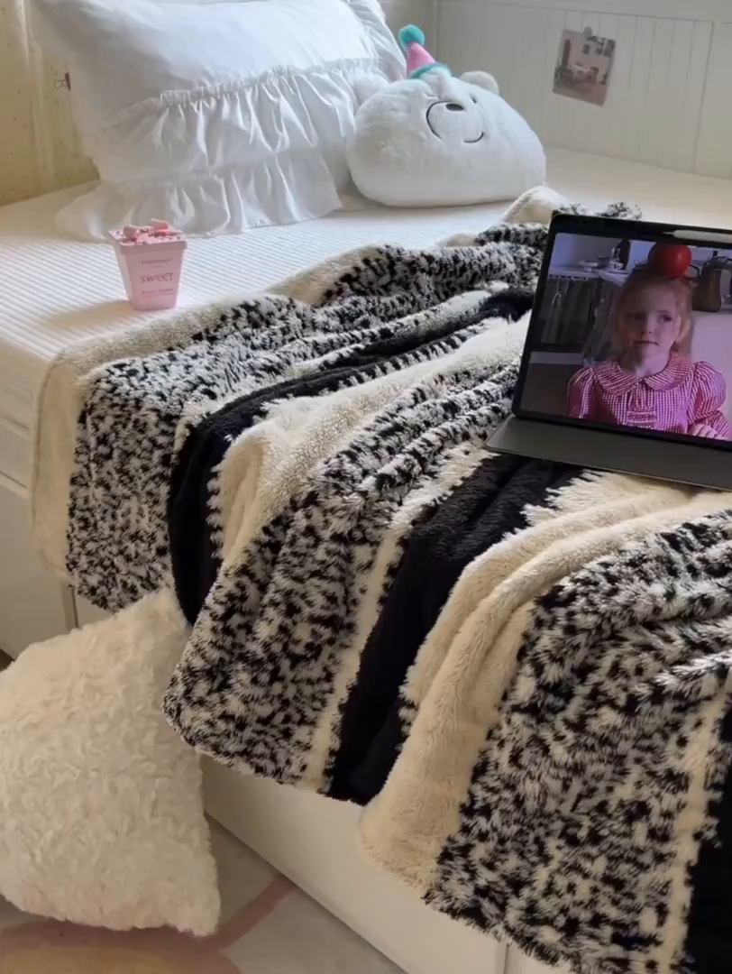 91家纺网 家纺一手货源 找家纺 妖妖家纺 2025新款高克重阳离子羊羔绒保暖双面毛毯 素纹吟风