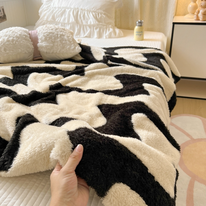 91家纺网 家纺一手货源 找家纺 妖妖家纺 2025新款高克重阳离子羊羔绒保暖双面毛毯 漾花拾波