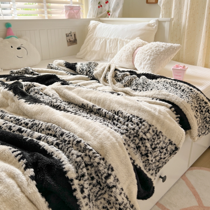 91家纺网 家纺一手货源 找家纺 妖妖家纺 2025新款高克重阳离子羊羔绒保暖双面毛毯 素纹吟风