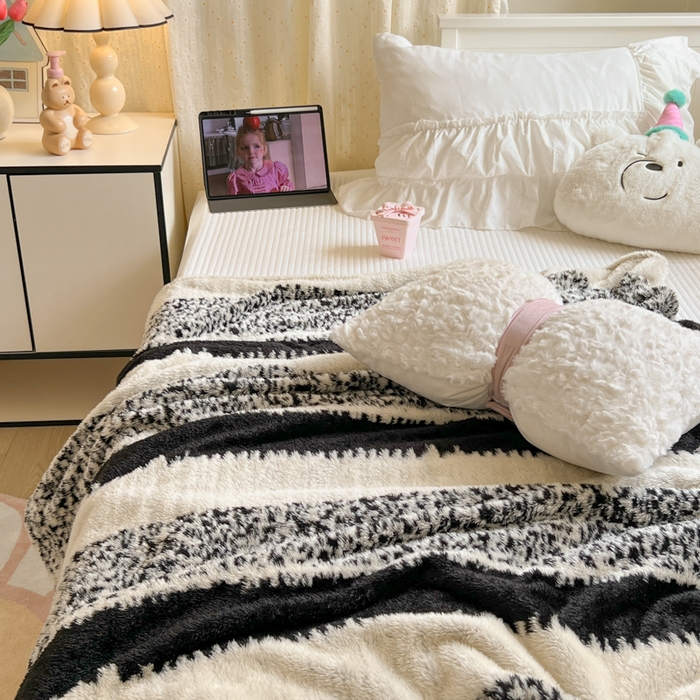 91家纺网 家纺一手货源 找家纺 妖妖家纺 2025新款高克重阳离子羊羔绒保暖双面毛毯 素纹吟风