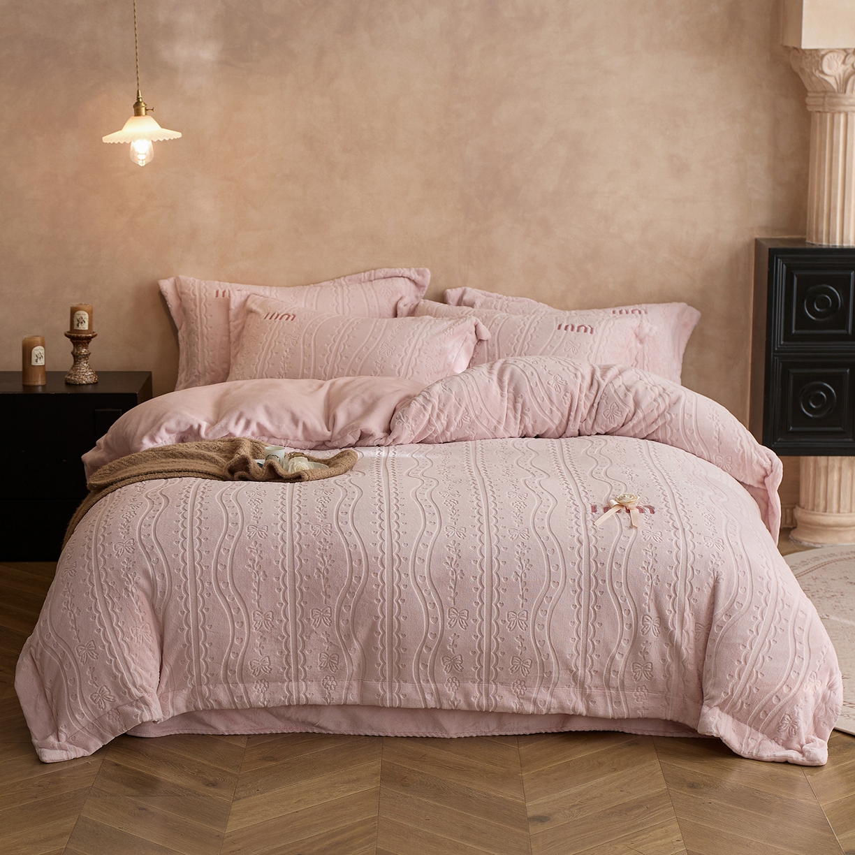 91家纺网 家纺一手货源 找家纺 （总）卡初家居（原微来） 2025新款秋冬亲肤雕花绒绣花四件套-云柔系列（提供买家秀）