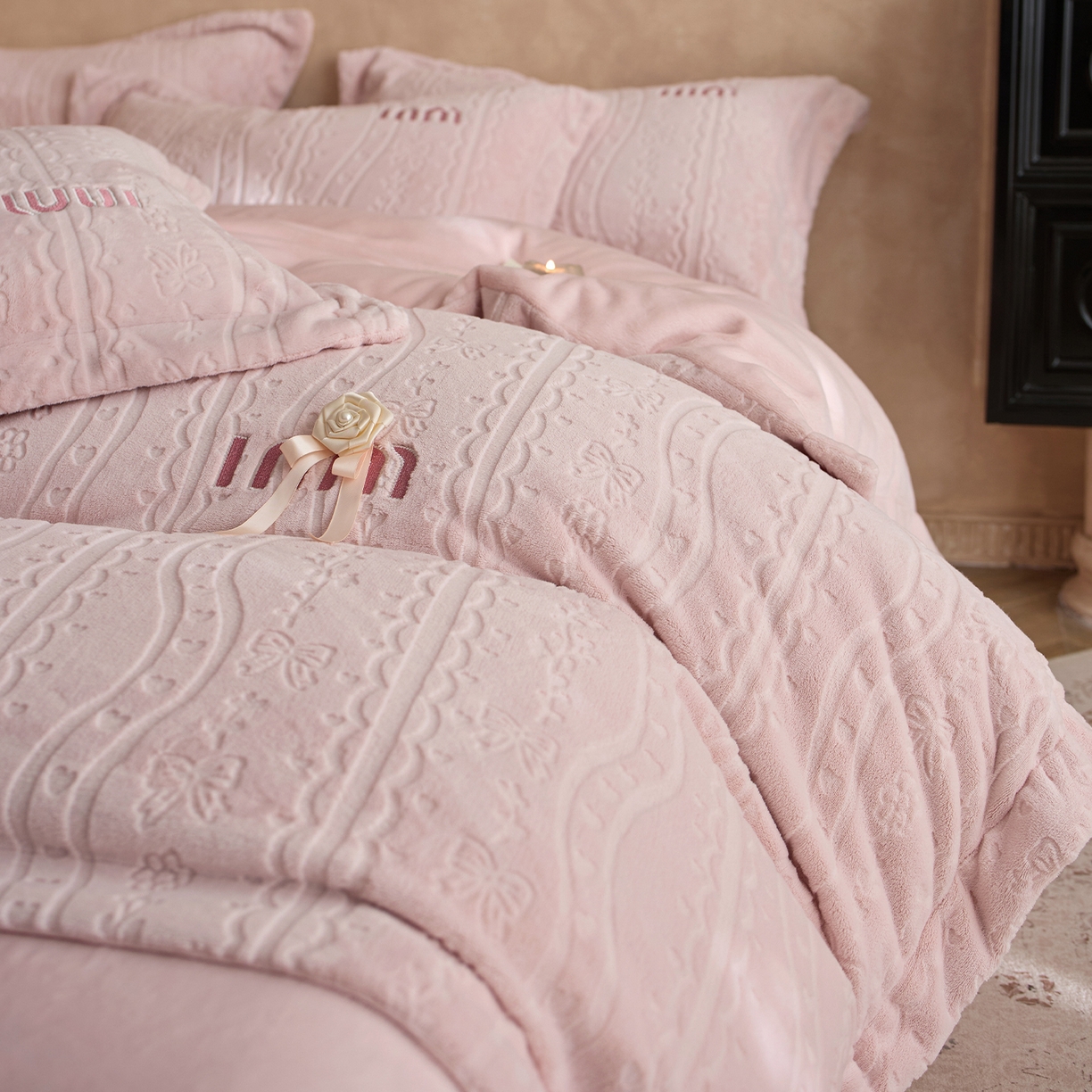 91家纺网 家纺一手货源 找家纺 卡初家居（原微来） 2025新款秋冬亲肤雕花绒绣花四件套-云柔系列（提供买家秀） 云柔-樱花粉