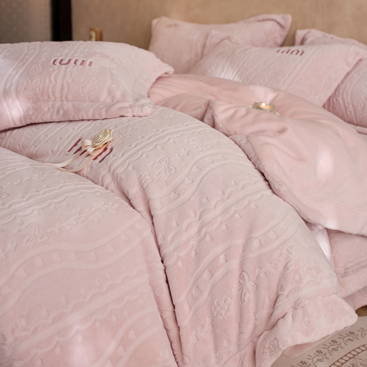 91家纺网 家纺一手货源 找家纺 卡初家居（原微来） 2025新款秋冬亲肤雕花绒绣花四件套-云柔系列（提供买家秀） 云柔-樱花粉