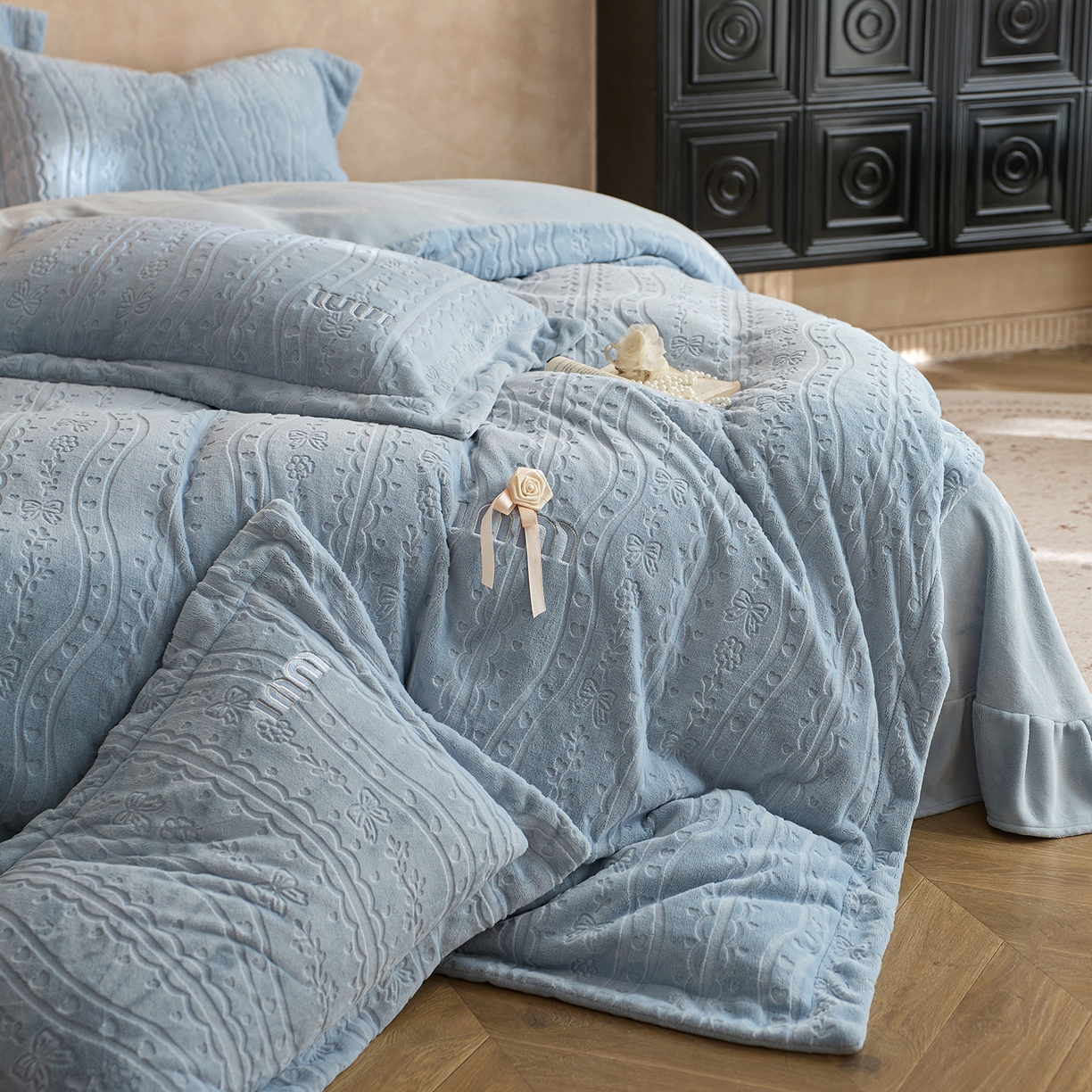 91家纺网 家纺一手货源 找家纺 卡初家居（原微来） 2025新款秋冬亲肤雕花绒绣花四件套-云柔系列（提供买家秀） 云柔-天空蓝