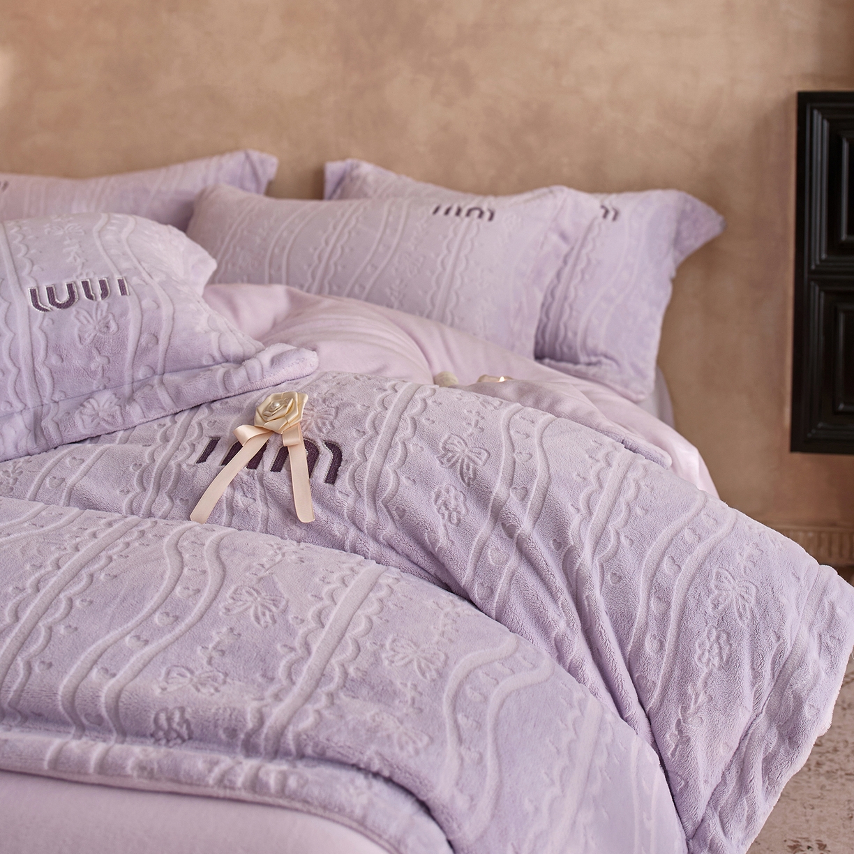 91家纺网 家纺一手货源 找家纺 卡初家居（原微来） 2025新款秋冬亲肤雕花绒绣花四件套-云柔系列（提供买家秀） 云柔-香芋紫