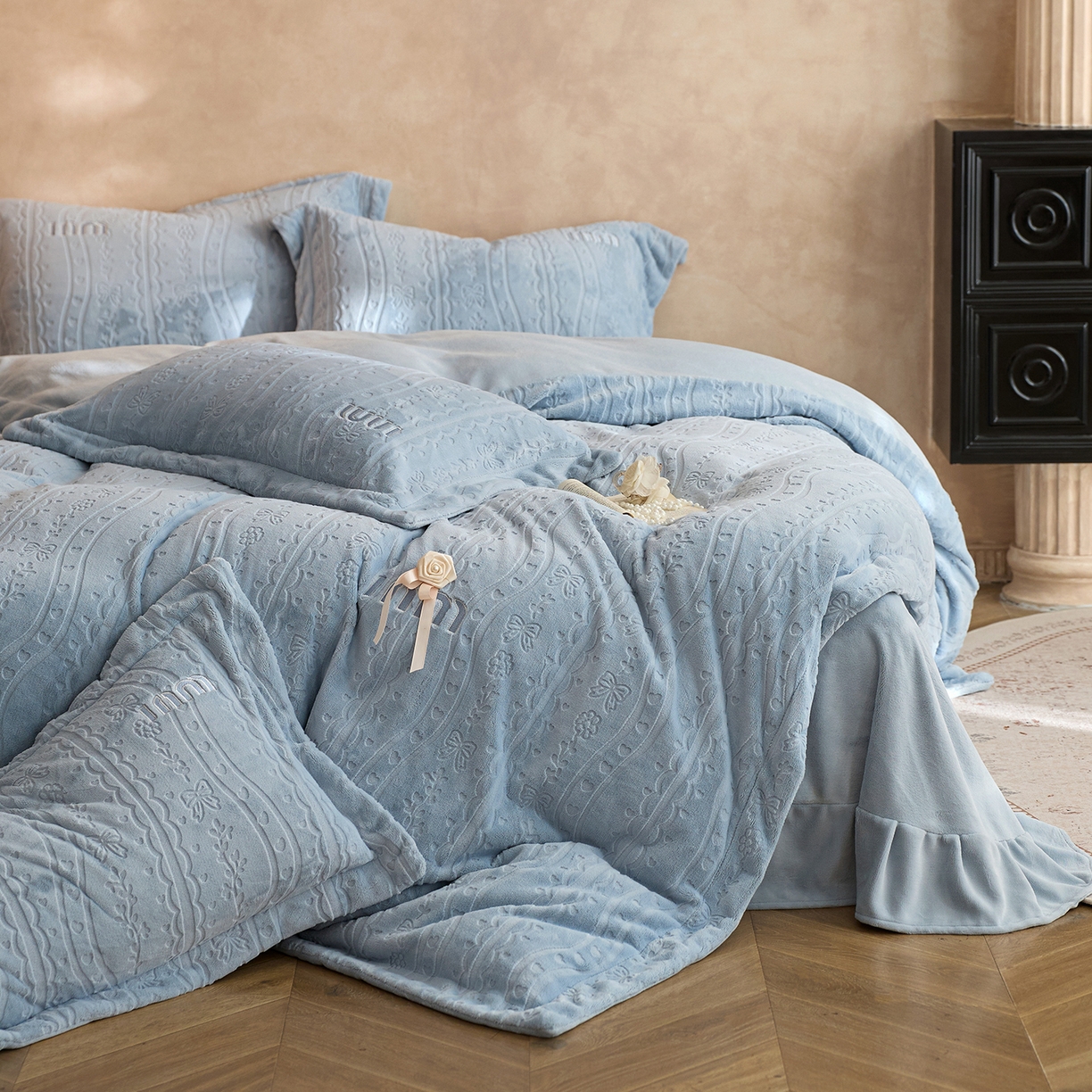 91家纺网 家纺一手货源 找家纺 卡初家居（原微来） 2025新款秋冬亲肤雕花绒绣花四件套-云柔系列（提供买家秀） 云柔-天空蓝