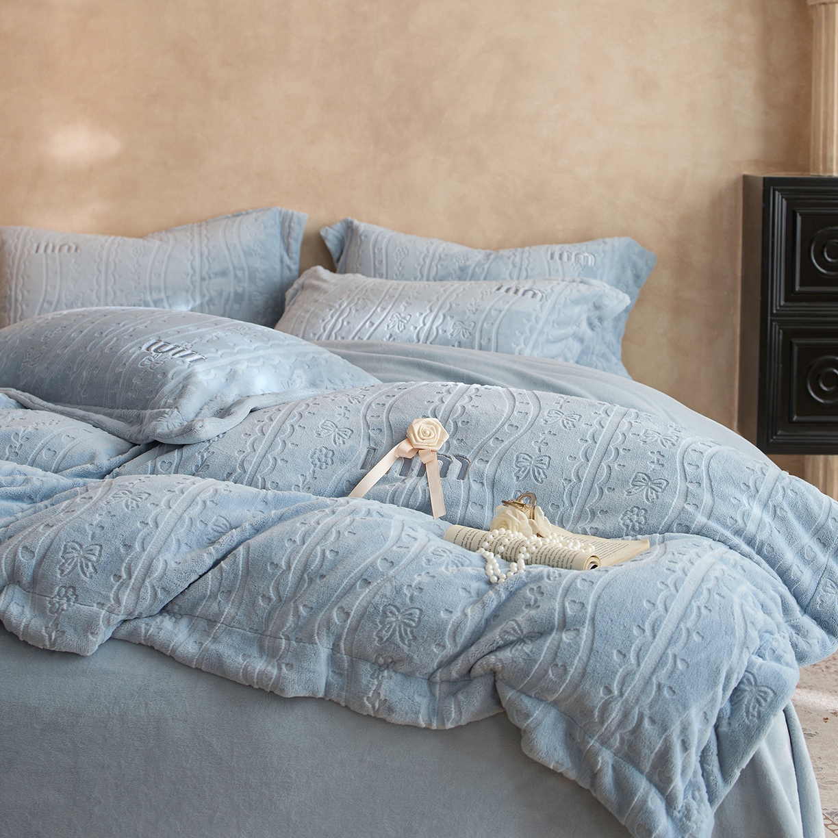 91家纺网 家纺一手货源 找家纺 卡初家居（原微来） 2025新款秋冬亲肤雕花绒绣花四件套-云柔系列（提供买家秀） 云柔-天空蓝