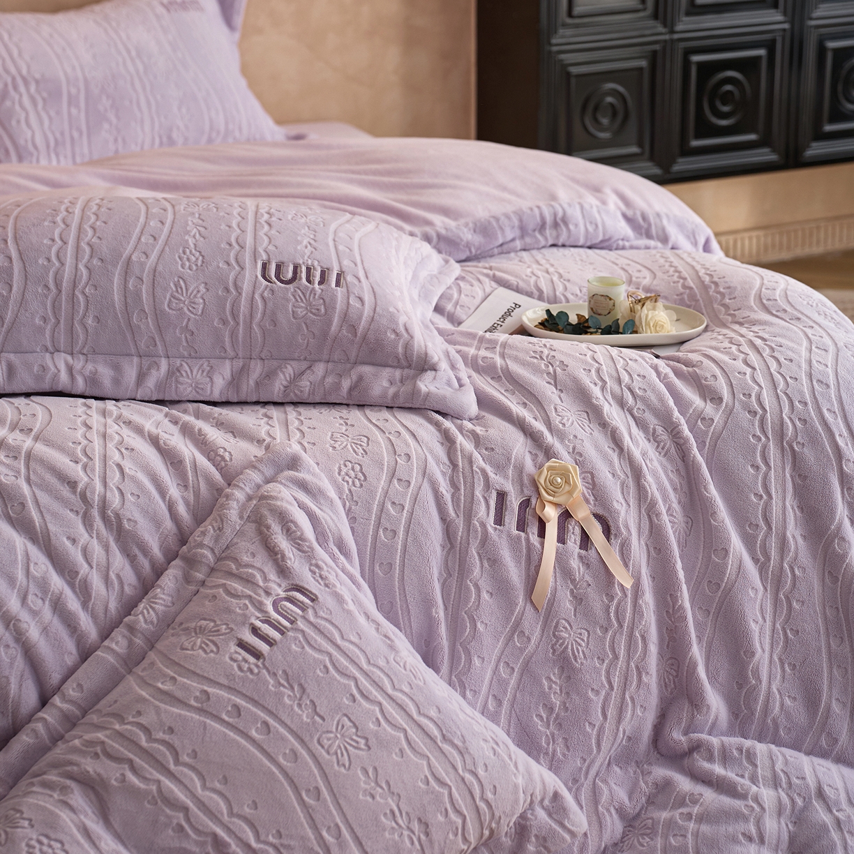 91家纺网 家纺一手货源 找家纺 卡初家居（原微来） 2025新款秋冬亲肤雕花绒绣花四件套-云柔系列（提供买家秀） 云柔-香芋紫