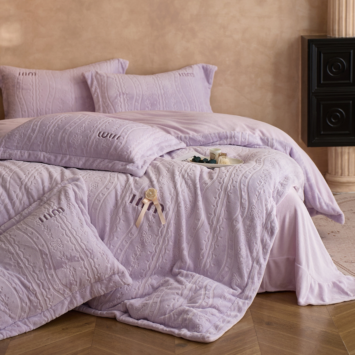 91家纺网 家纺一手货源 找家纺 卡初家居（原微来） 2025新款秋冬亲肤雕花绒绣花四件套-云柔系列（提供买家秀） 云柔-香芋紫