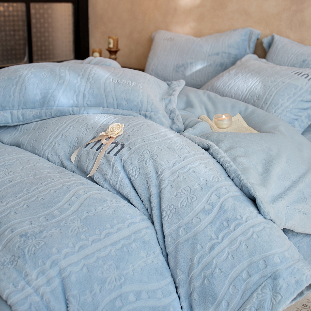 91家纺网 家纺一手货源 找家纺 卡初家居（原微来） 2025新款秋冬亲肤雕花绒绣花四件套-云柔系列（提供买家秀） 云柔-天空蓝