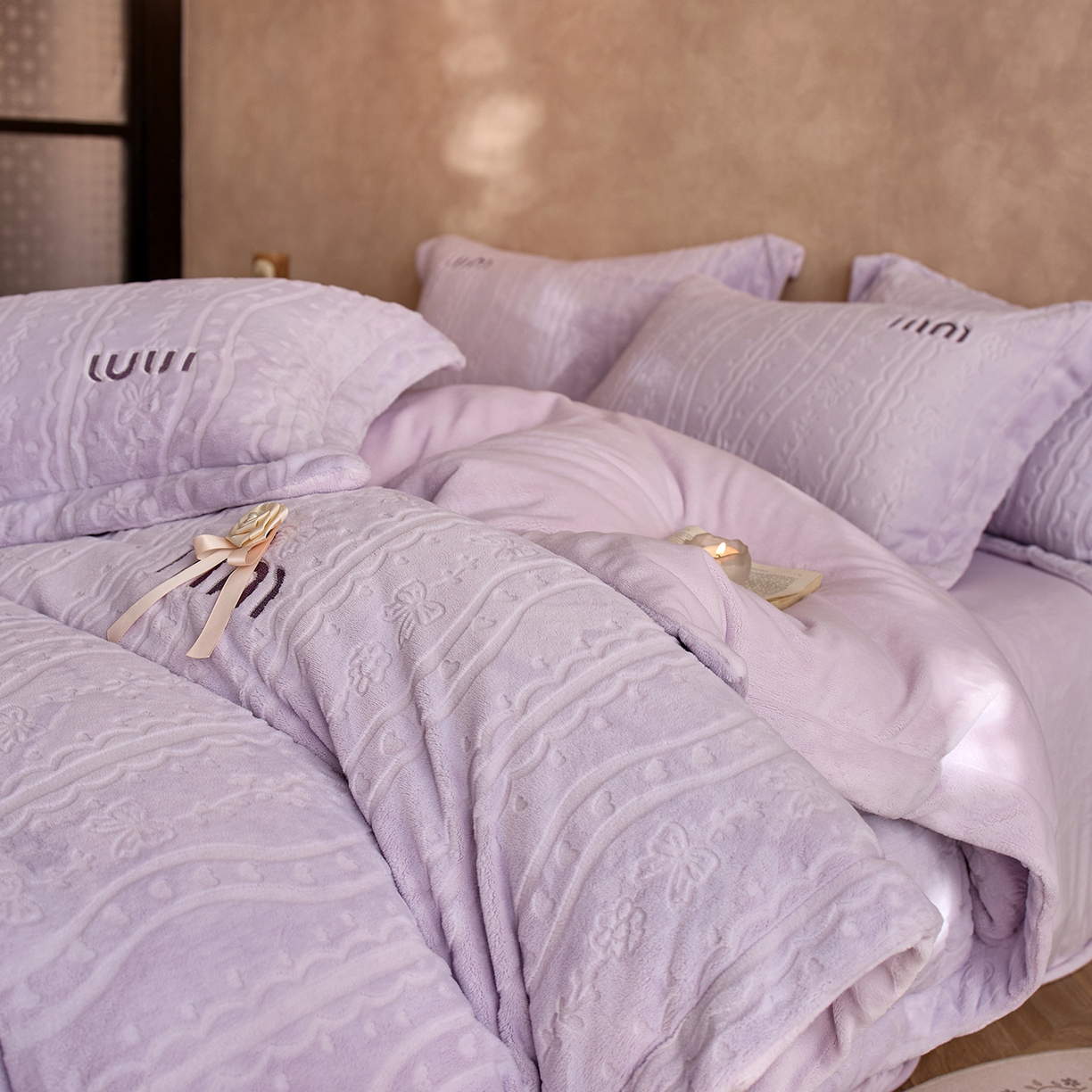 91家纺网 家纺一手货源 找家纺 卡初家居（原微来） 2025新款秋冬亲肤雕花绒绣花四件套-云柔系列（提供买家秀） 云柔-香芋紫