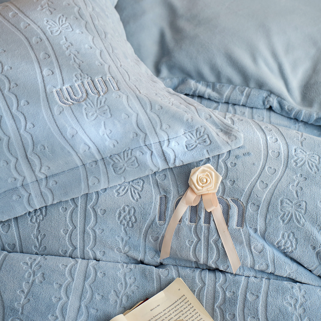 91家纺网 家纺一手货源 找家纺 卡初家居（原微来） 2025新款秋冬亲肤雕花绒绣花四件套-云柔系列（提供买家秀） 云柔-天空蓝