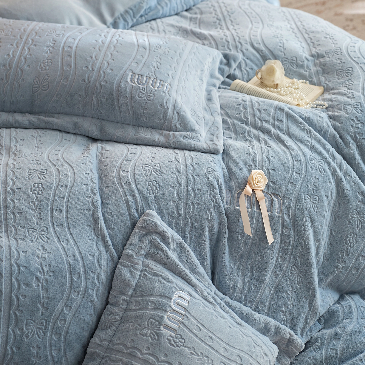 91家纺网 家纺一手货源 找家纺 卡初家居（原微来） 2025新款秋冬亲肤雕花绒绣花四件套-云柔系列（提供买家秀） 云柔-天空蓝