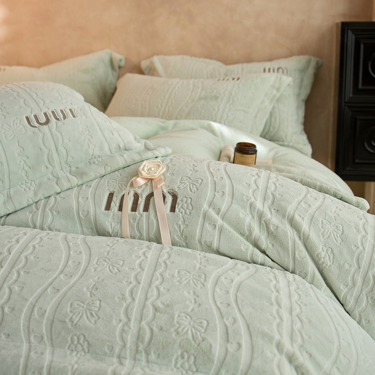 91家纺网 家纺一手货源 找家纺 卡初家居（原微来） 2025新款秋冬亲肤雕花绒绣花四件套-云柔系列（提供买家秀） 云柔-青柠绿