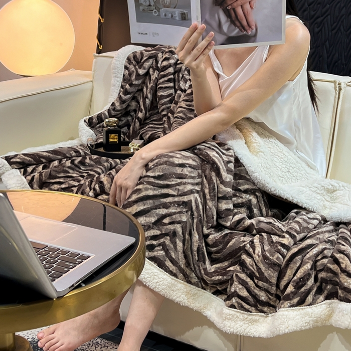 91家纺网 家纺一手货源 找家纺 （总）朵朵家纺 2025新款加厚牛奶绒羊羔绒印花多功能盖毯（可定制尺寸 ）