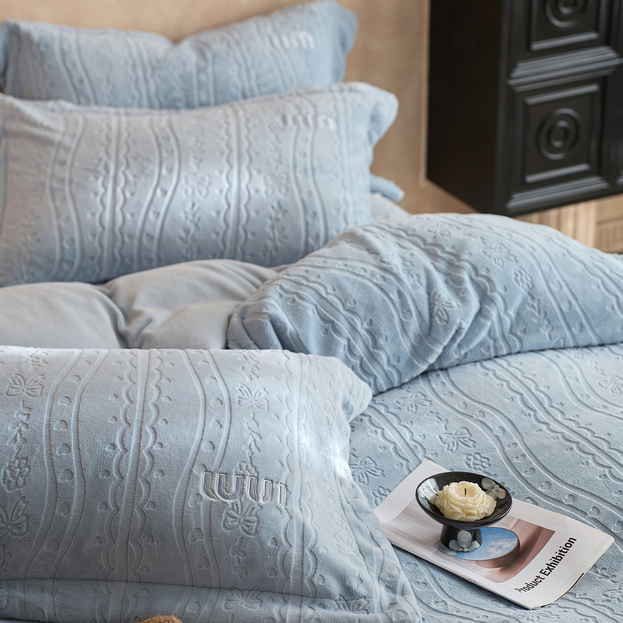 91家纺网 家纺一手货源 找家纺 卡初家居（原微来） 2025新款秋冬亲肤雕花绒绣花四件套-云柔系列（提供买家秀） 云柔-天空蓝