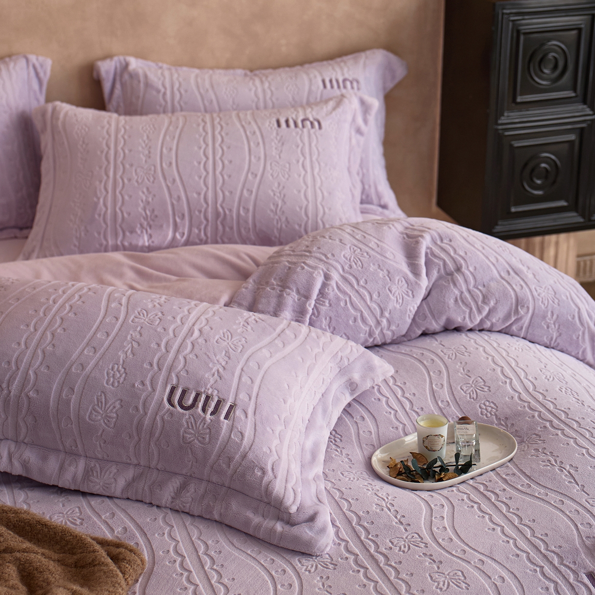 91家纺网 家纺一手货源 找家纺 卡初家居（原微来） 2025新款秋冬亲肤雕花绒绣花四件套-云柔系列（提供买家秀） 云柔-香芋紫