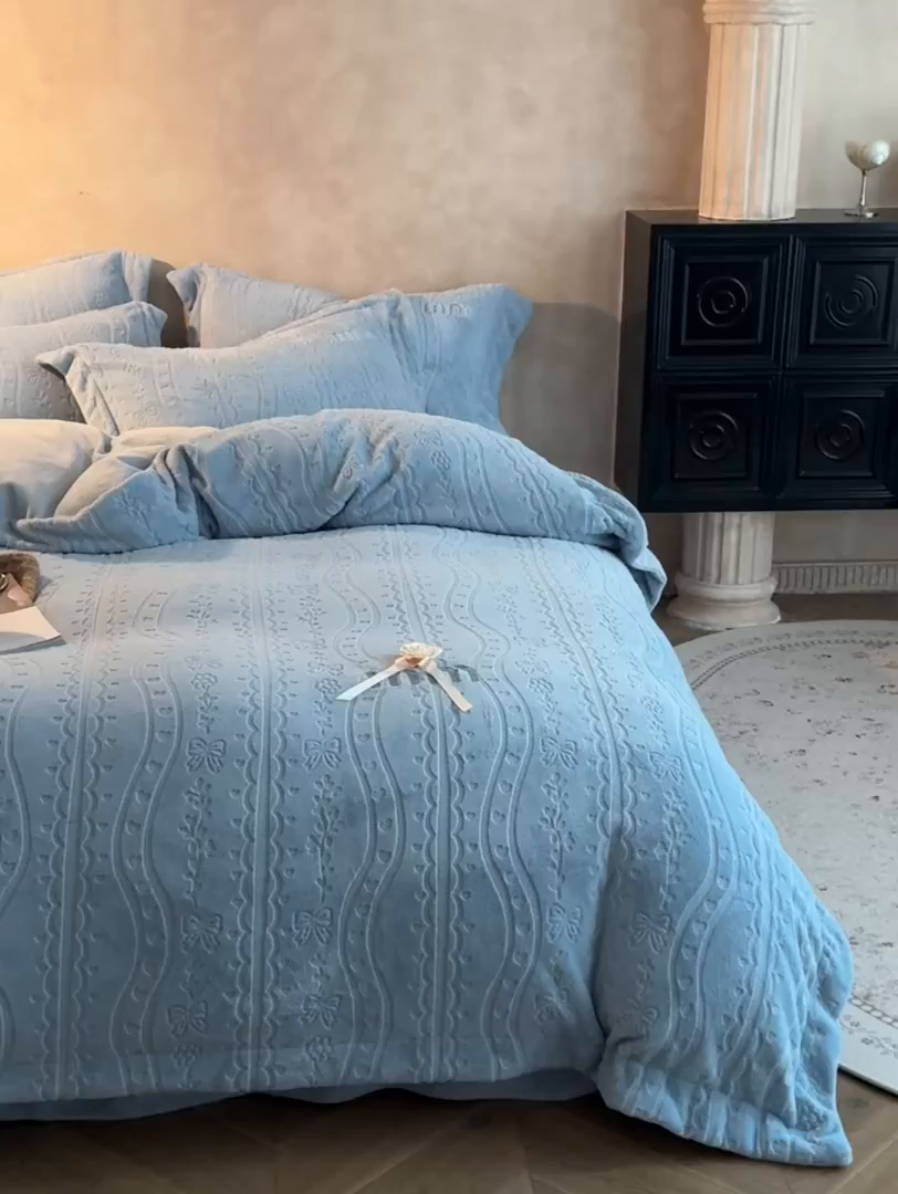 91家纺网 家纺一手货源 找家纺 卡初家居（原微来） 2025新款秋冬亲肤雕花绒绣花四件套-云柔系列（提供买家秀） 云柔-天空蓝