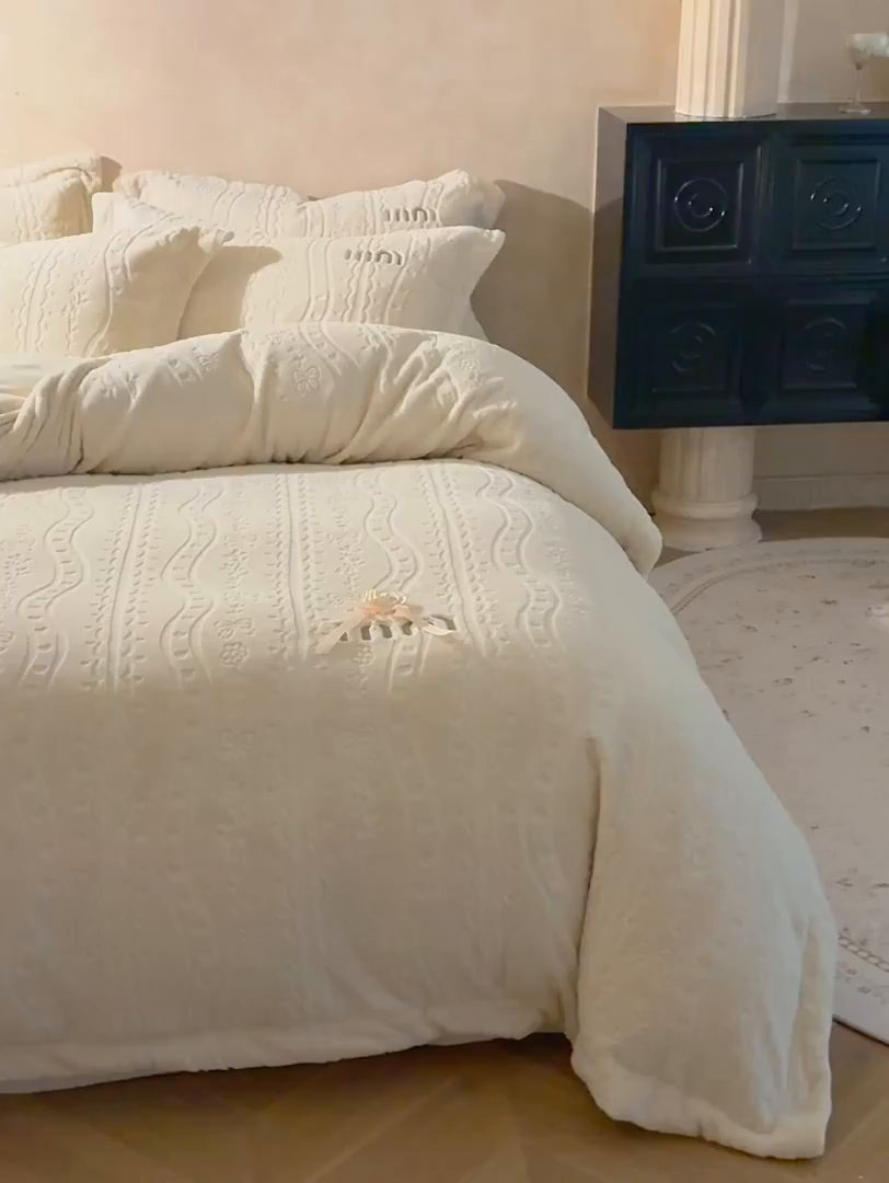 91家纺网 家纺一手货源 找家纺 （总）卡初家居（原微来） 2025新款秋冬亲肤雕花绒绣花四件套-云柔系列（提供买家秀）