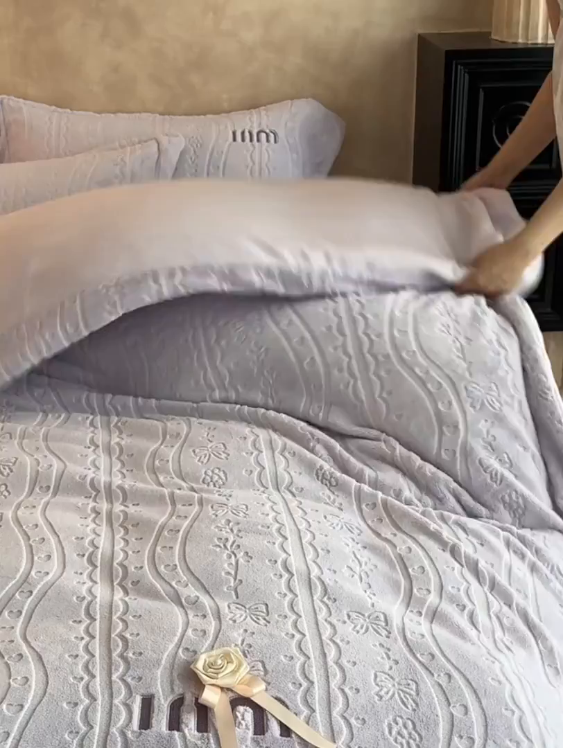 91家纺网 家纺一手货源 找家纺 卡初家居（原微来） 2025新款秋冬亲肤雕花绒绣花四件套-云柔系列（提供买家秀） 云柔-香芋紫