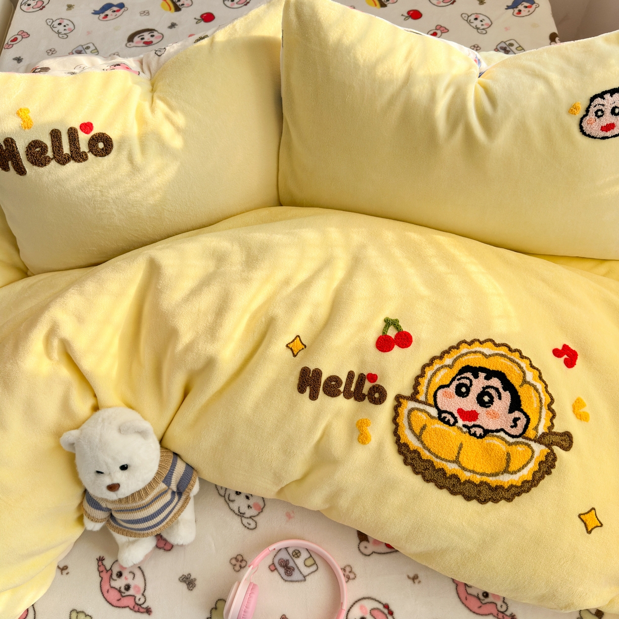 91家纺网 家纺一手货源 找家纺 三元色 2025新款牛奶绒绣花毛巾绣四件套 牛奶绒榴莲小新