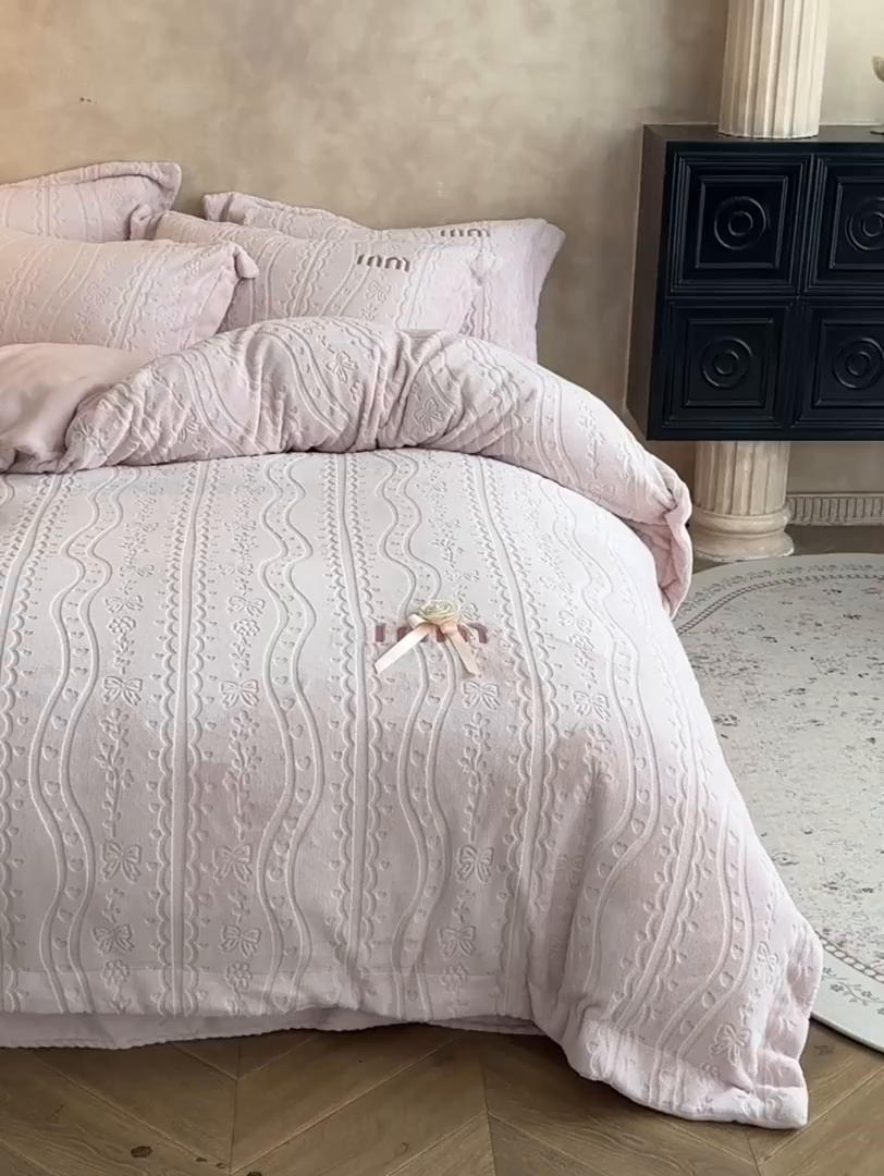 91家纺网 家纺一手货源 找家纺 卡初家居（原微来） 2025新款秋冬亲肤雕花绒绣花四件套-云柔系列（提供买家秀） 云柔-樱花粉