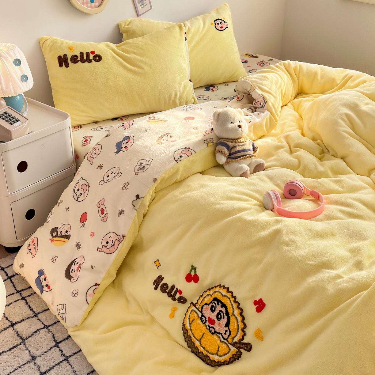 91家纺网 家纺一手货源 找家纺 三元色 2025新款牛奶绒绣花毛巾绣四件套 牛奶绒榴莲小新