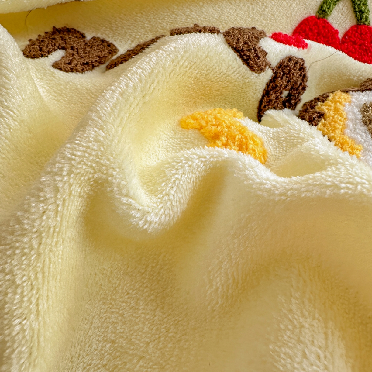 91家纺网 家纺一手货源 找家纺 三元色 2025新款牛奶绒绣花毛巾绣四件套 牛奶绒榴莲小新