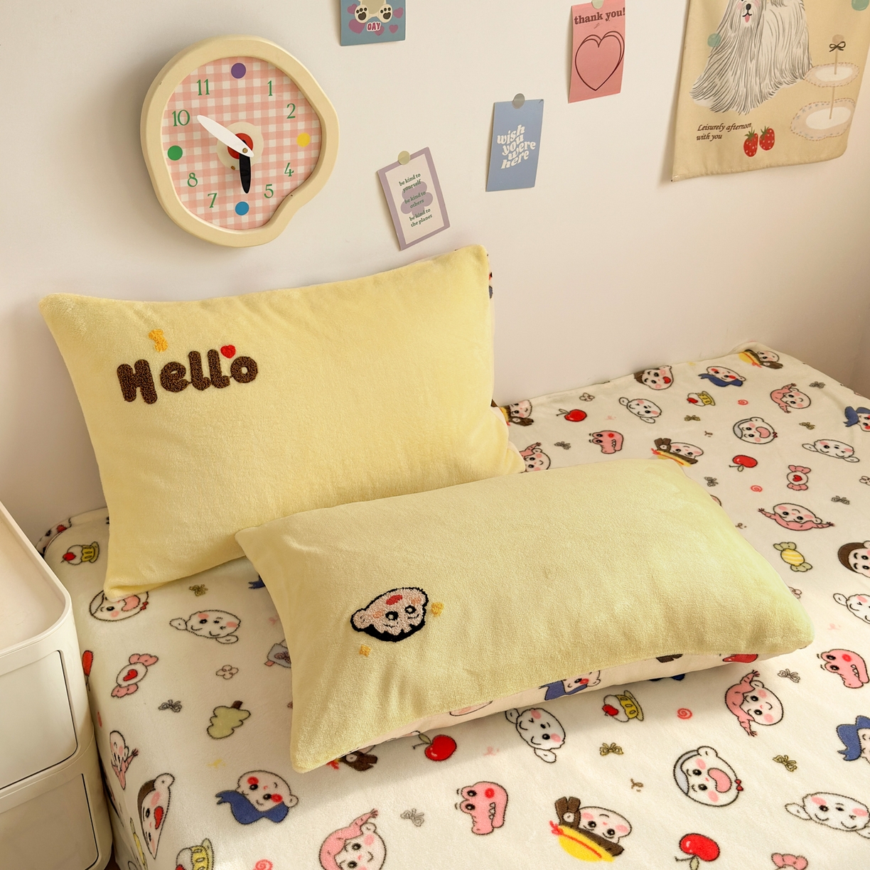 91家纺网 家纺一手货源 找家纺 三元色 2025新款牛奶绒绣花毛巾绣四件套 牛奶绒榴莲小新