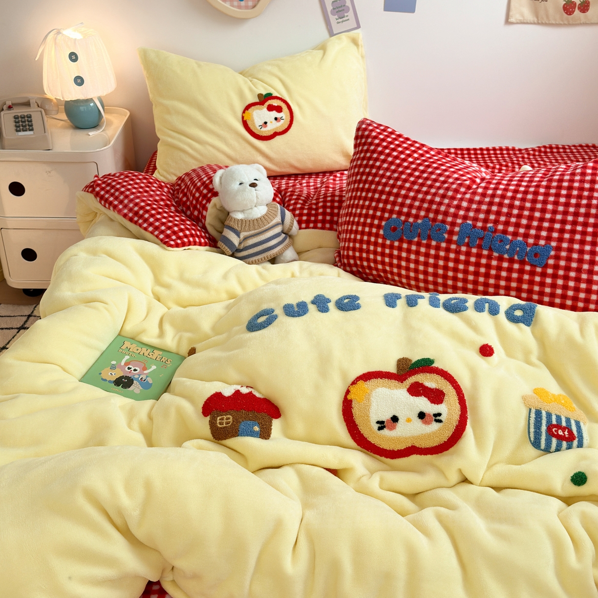 91家纺网 家纺一手货源 找家纺 三元色 2025新款牛奶绒绣花毛巾绣四件套 牛奶绒苹果猫