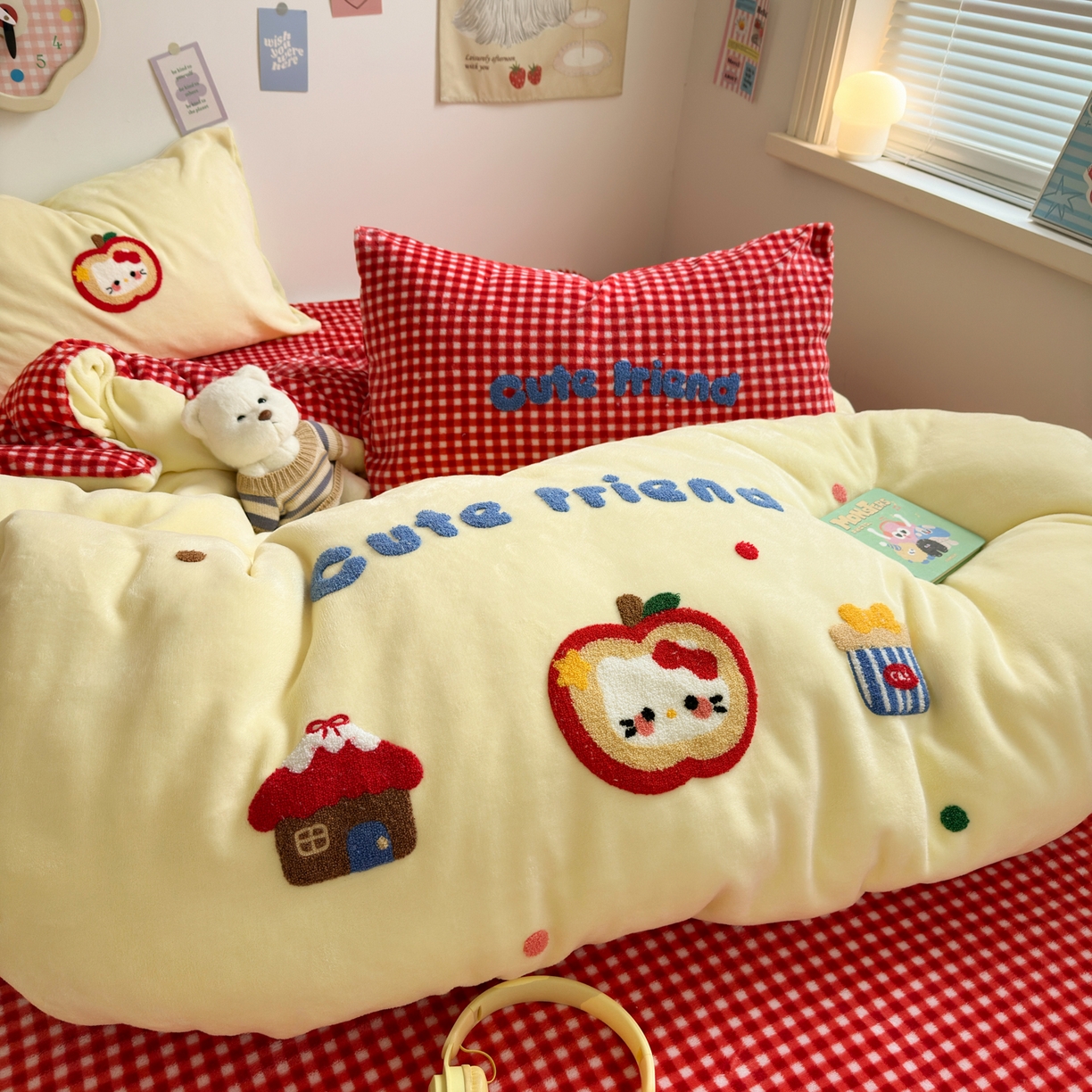 91家纺网 家纺一手货源 找家纺 三元色 2025新款牛奶绒绣花毛巾绣四件套 牛奶绒苹果猫