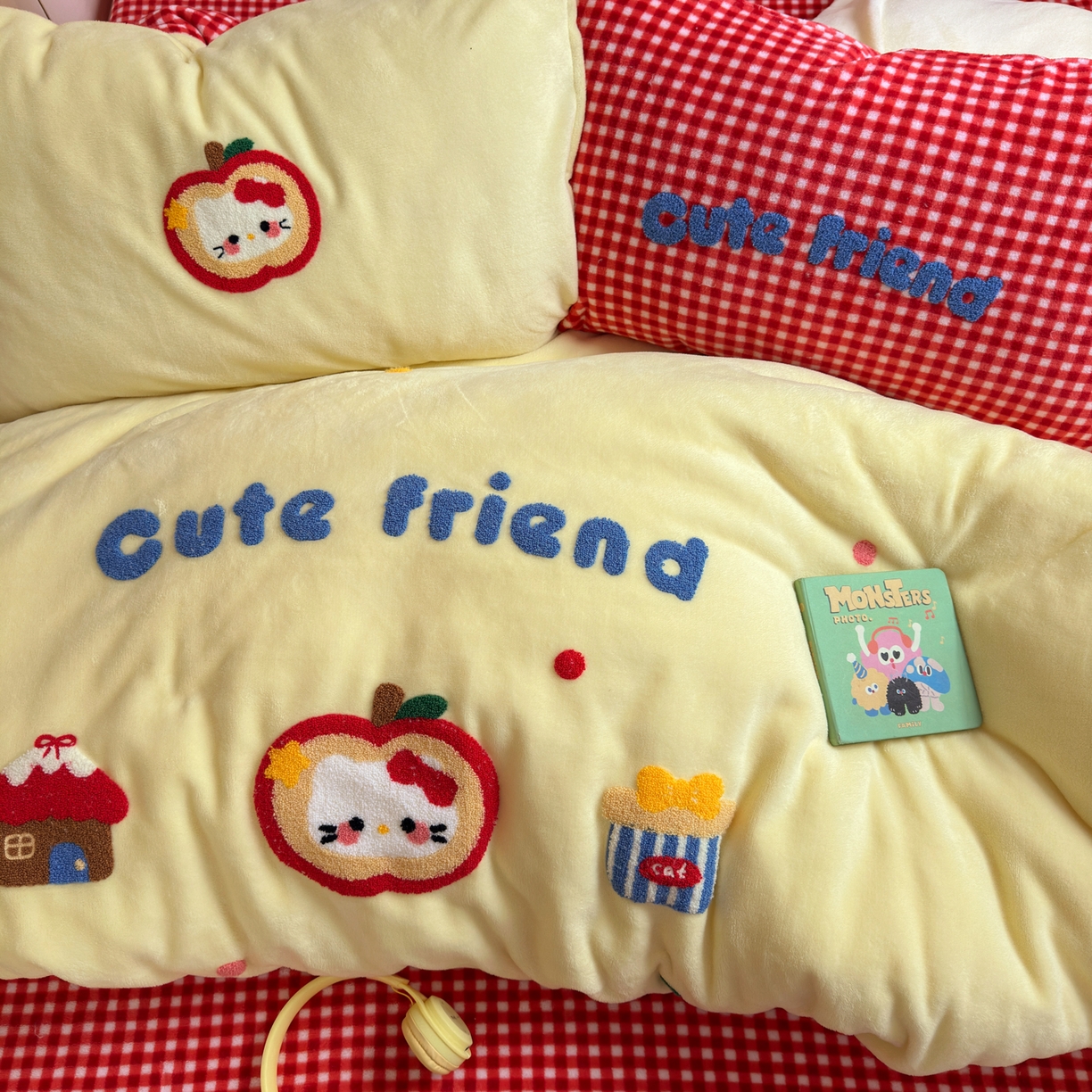 91家纺网 家纺一手货源 找家纺 三元色 2025新款牛奶绒绣花毛巾绣四件套 牛奶绒苹果猫