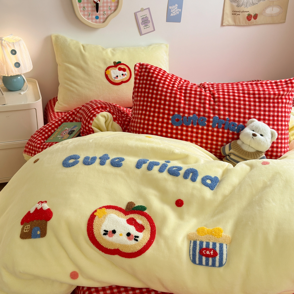 91家纺网 家纺一手货源 找家纺 三元色 2025新款牛奶绒绣花毛巾绣四件套 牛奶绒苹果猫