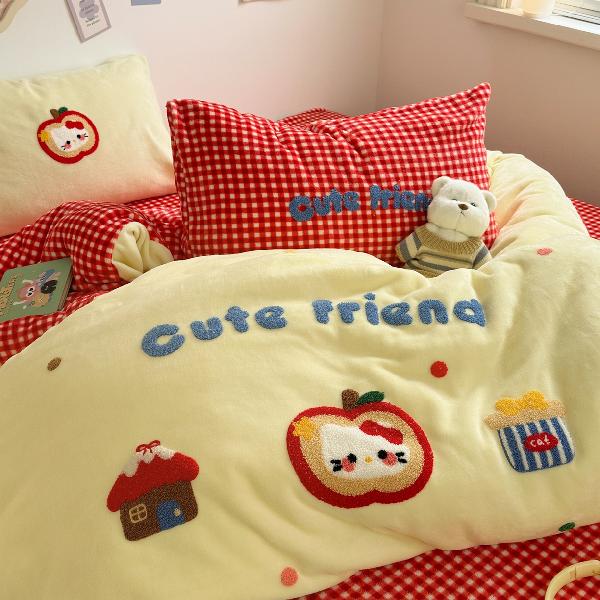 91家纺网 家纺一手货源 找家纺 三元色 2025新款牛奶绒绣花毛巾绣四件套 牛奶绒苹果猫