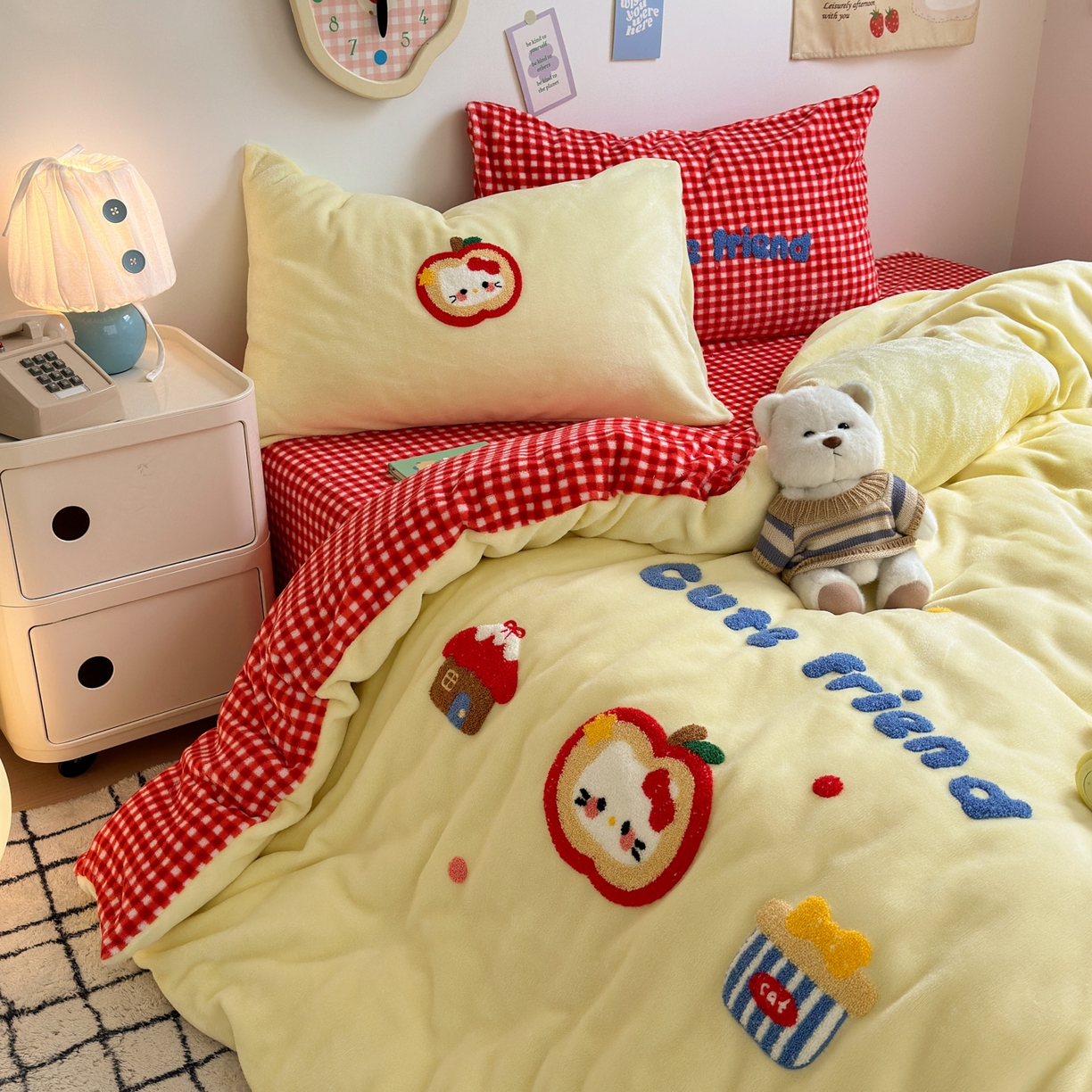 91家纺网 家纺一手货源 找家纺 三元色 2025新款牛奶绒绣花毛巾绣四件套 牛奶绒苹果猫