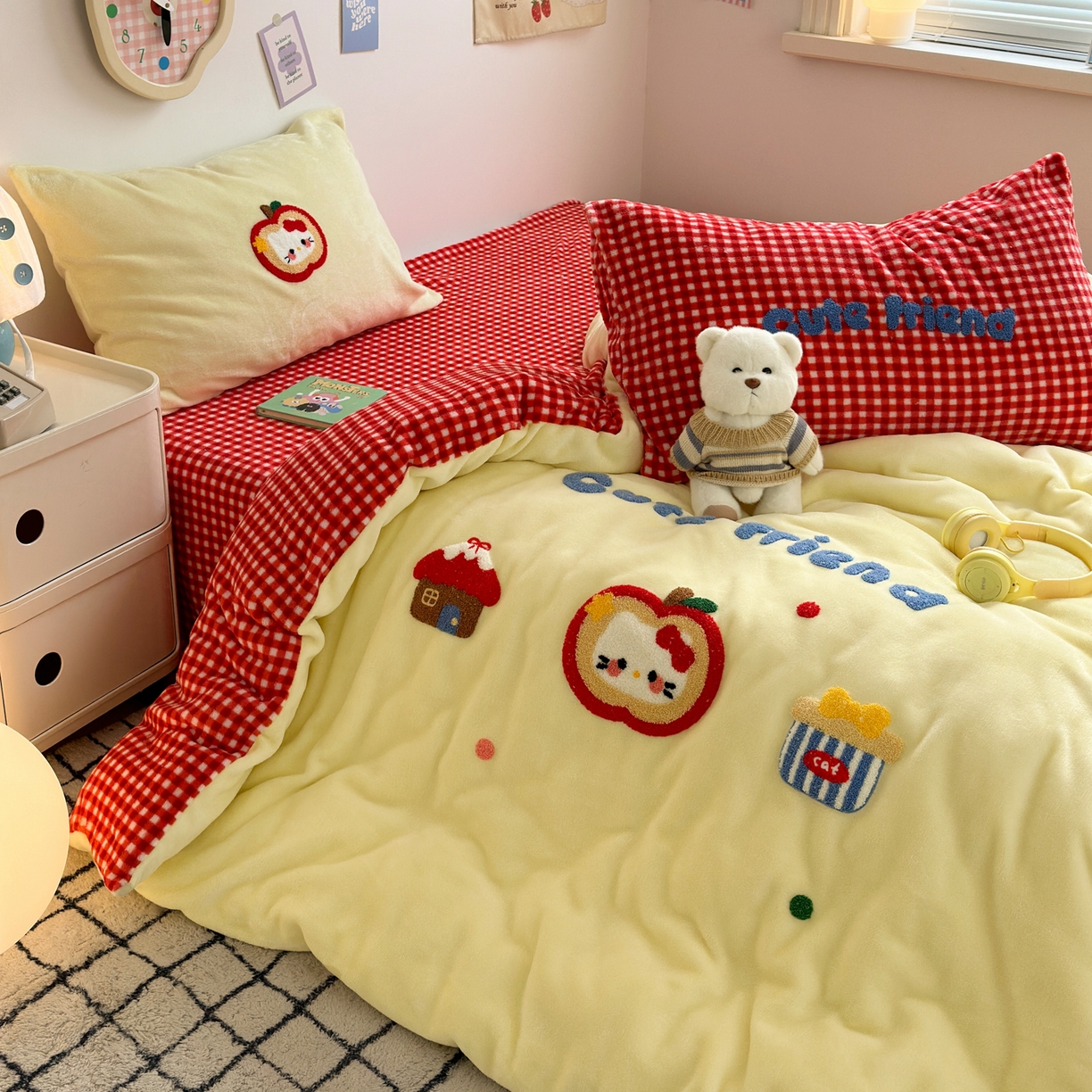 91家纺网 家纺一手货源 找家纺 三元色 2025新款牛奶绒绣花毛巾绣四件套 牛奶绒苹果猫