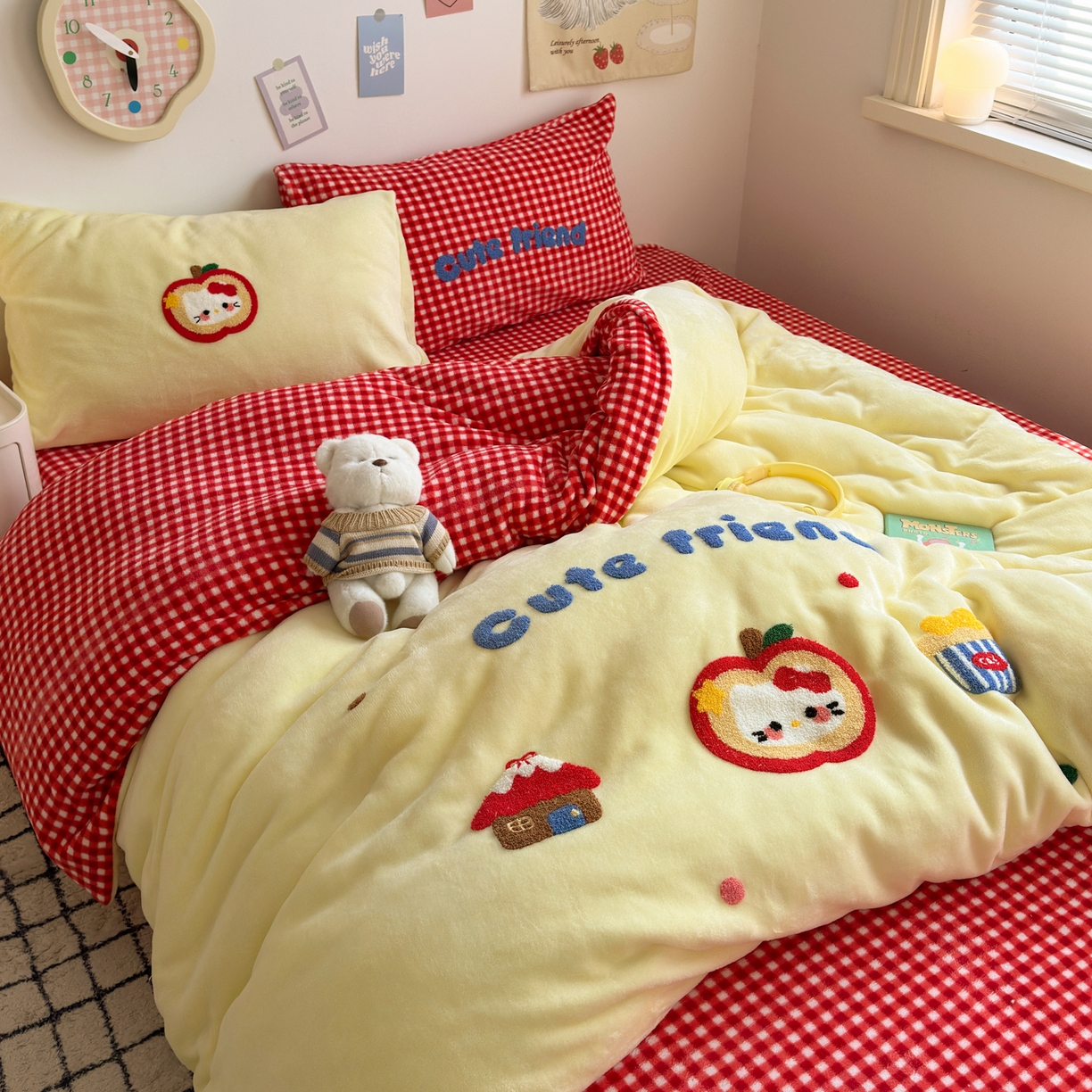 91家纺网 家纺一手货源 找家纺 三元色 2025新款牛奶绒绣花毛巾绣四件套 牛奶绒苹果猫