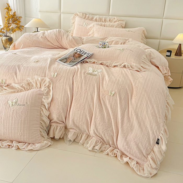 91家纺网 家纺一手货源 找家纺 （总）金绣美居 2025新款加厚雕花牛奶绒四件套,田园梦蝶-湖水蓝,田园梦蝶-牛奶粉,田园梦蝶-香芋紫,田园梦蝶-玉色