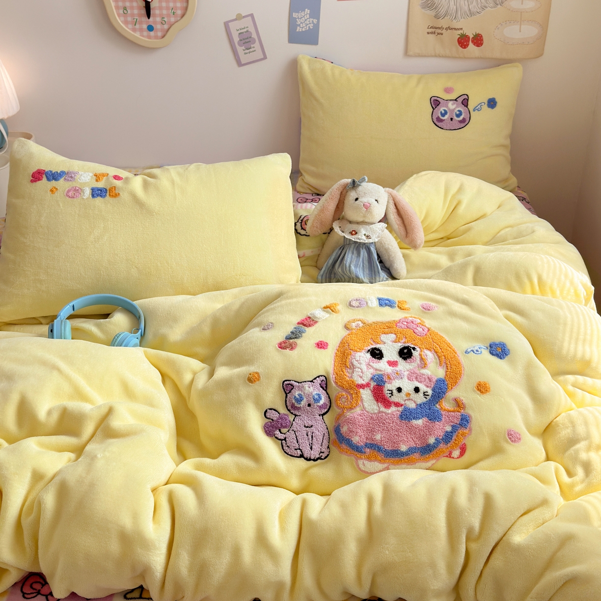 91家纺网 家纺一手货源 找家纺 三元色 2025新款牛奶绒绣花毛巾绣四件套 牛奶绒甜心美少女