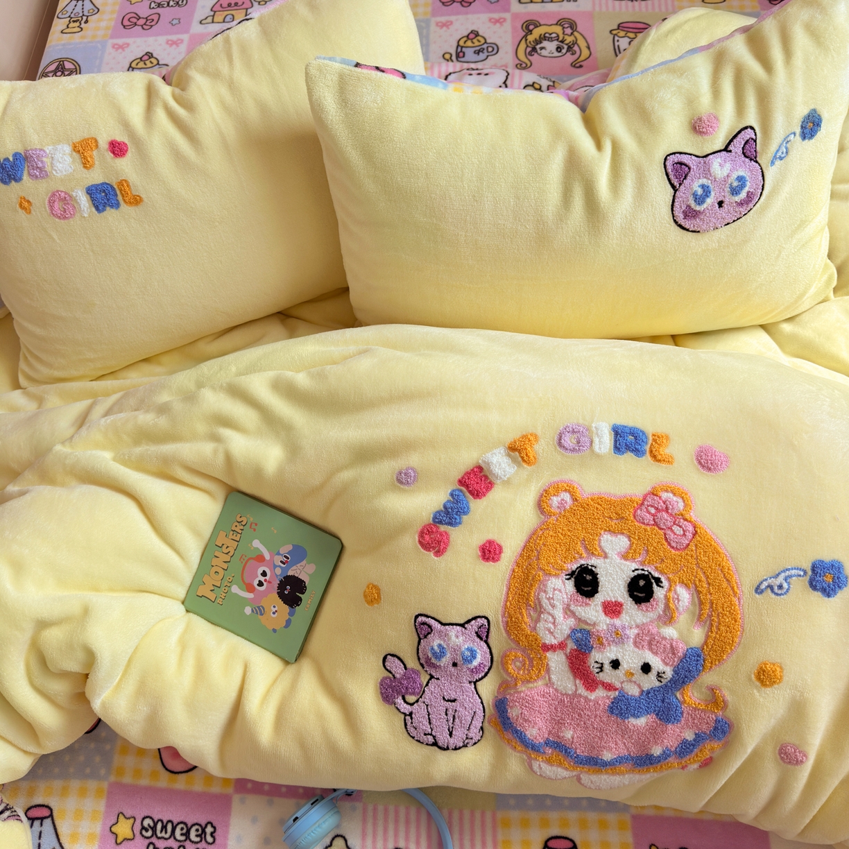 91家纺网 家纺一手货源 找家纺 三元色 2025新款牛奶绒绣花毛巾绣四件套 牛奶绒甜心美少女