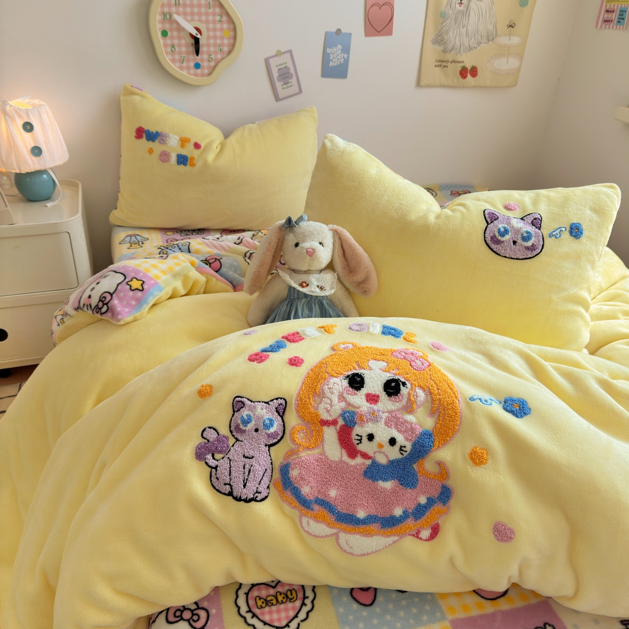 91家纺网 家纺一手货源 找家纺 三元色 2025新款牛奶绒绣花毛巾绣四件套 牛奶绒甜心美少女