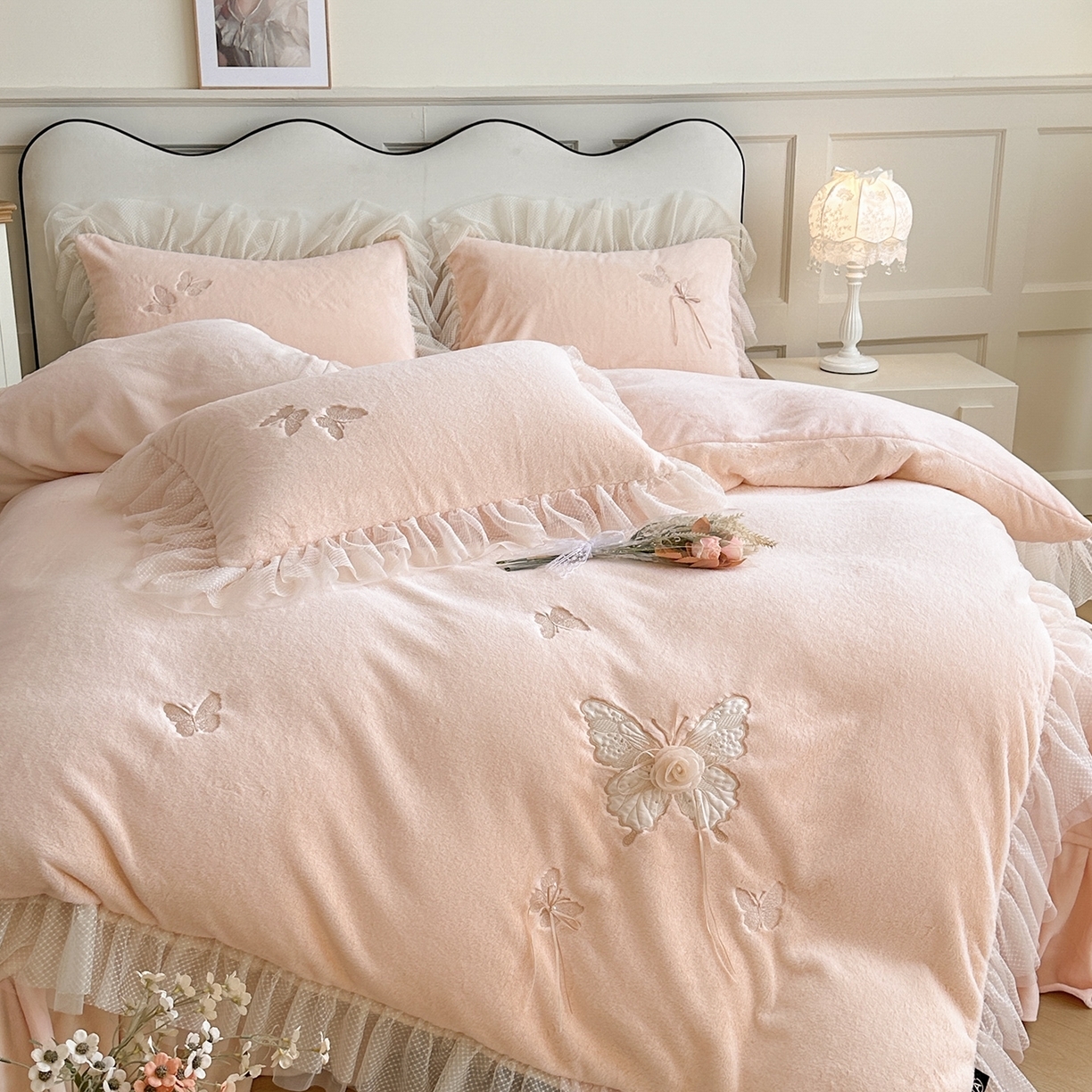 91家纺网 家纺一手货源 找家纺 （总）金绣美居 2025新款加厚兔毛绒+牛奶绒韩版床盖款绣花手工花保暖四件套-蝴蝶飞飞