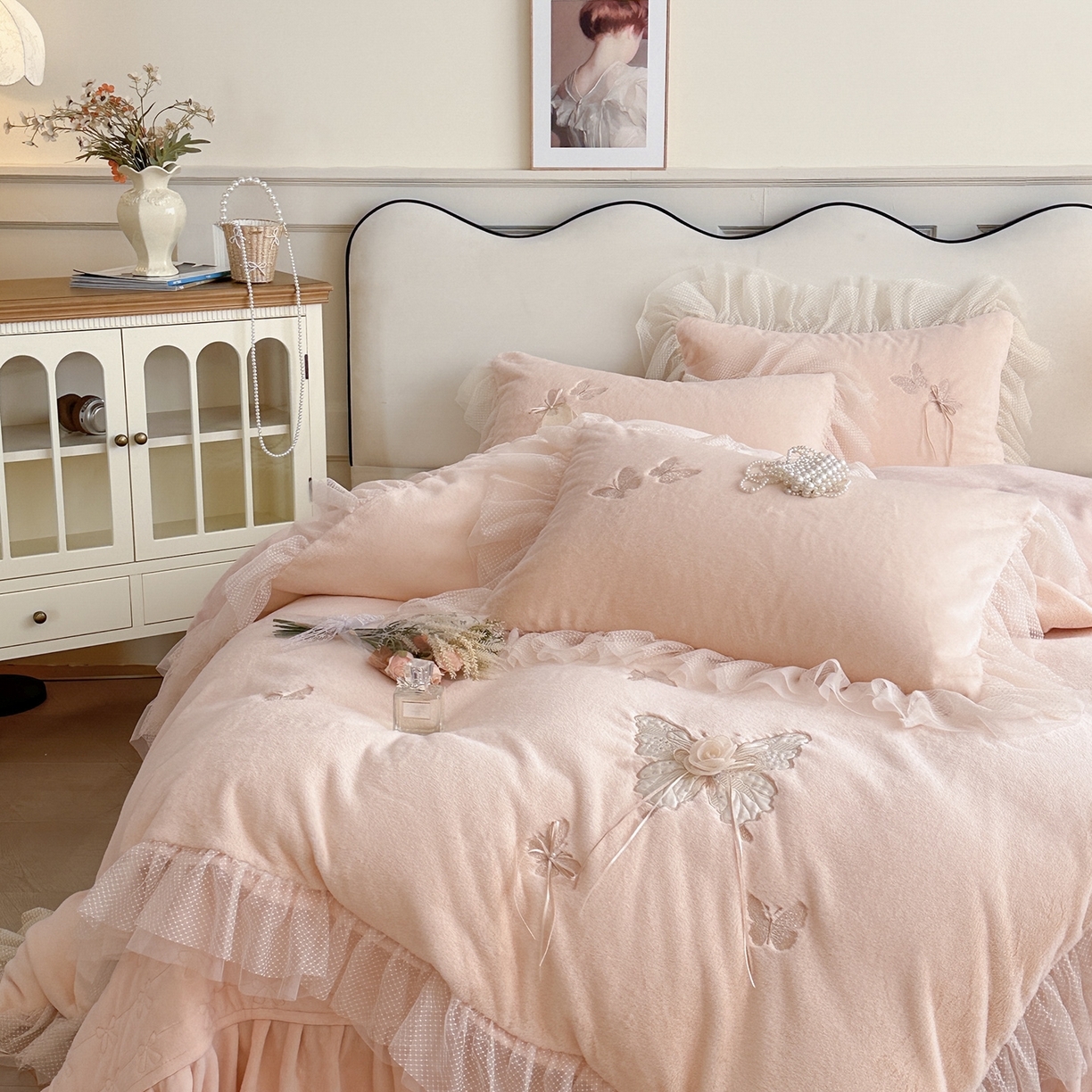 91家纺网 家纺一手货源 找家纺 （总）金绣美居 2025新款加厚兔毛绒+牛奶绒韩版床盖款绣花手工花保暖四件套-蝴蝶飞飞