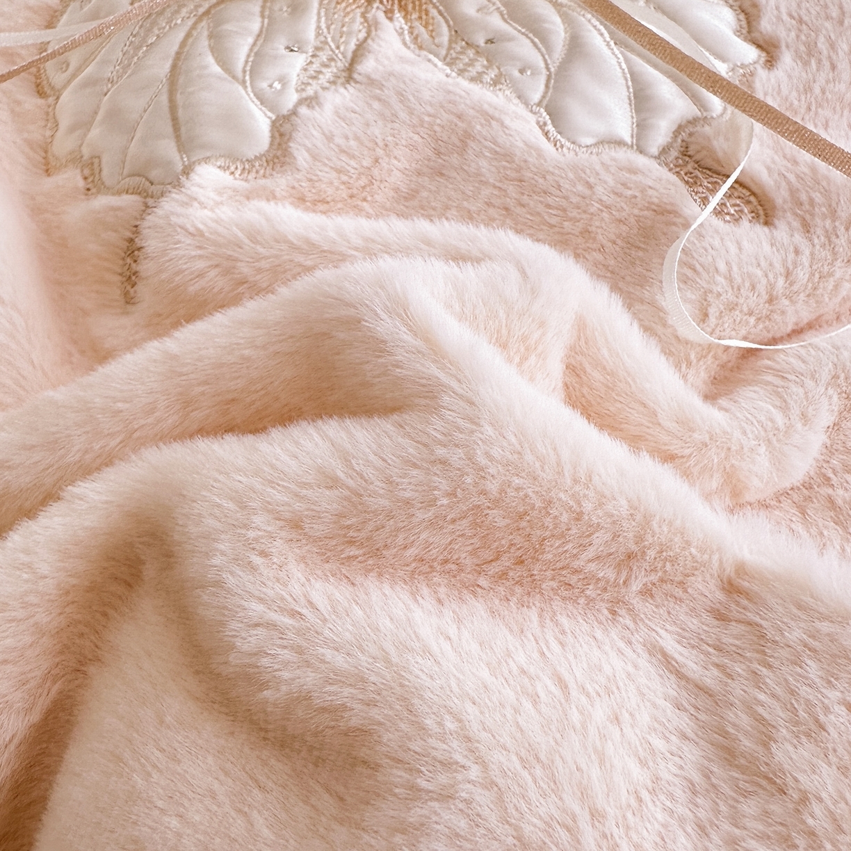 91家纺网 家纺一手货源 找家纺 （总）金绣美居 2025新款加厚兔毛绒+牛奶绒韩版床盖款绣花手工花保暖四件套-蝴蝶飞飞