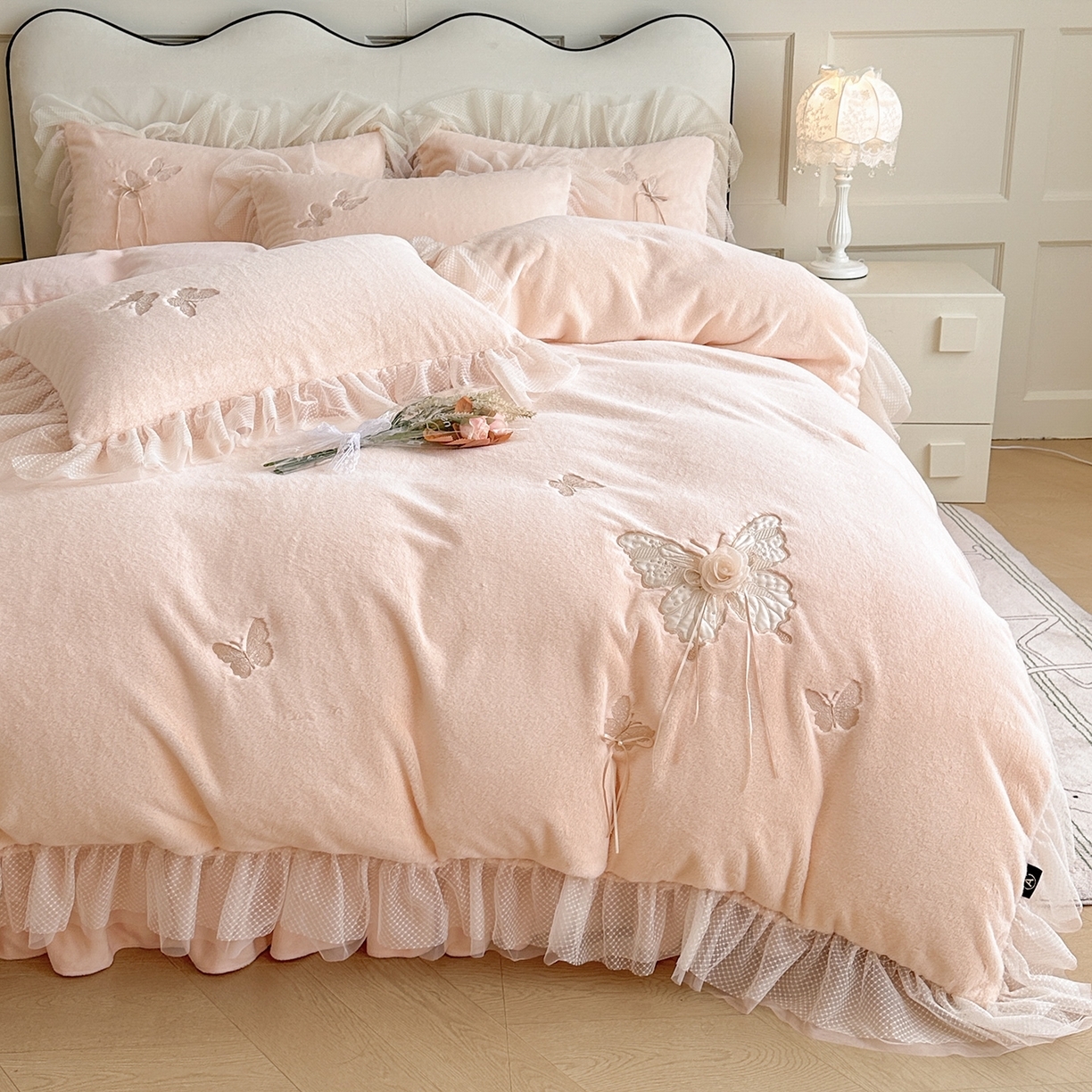 91家纺网 家纺一手货源 找家纺 （总）金绣美居 2025新款加厚兔毛绒+牛奶绒韩版床盖款绣花手工花保暖四件套-蝴蝶飞飞