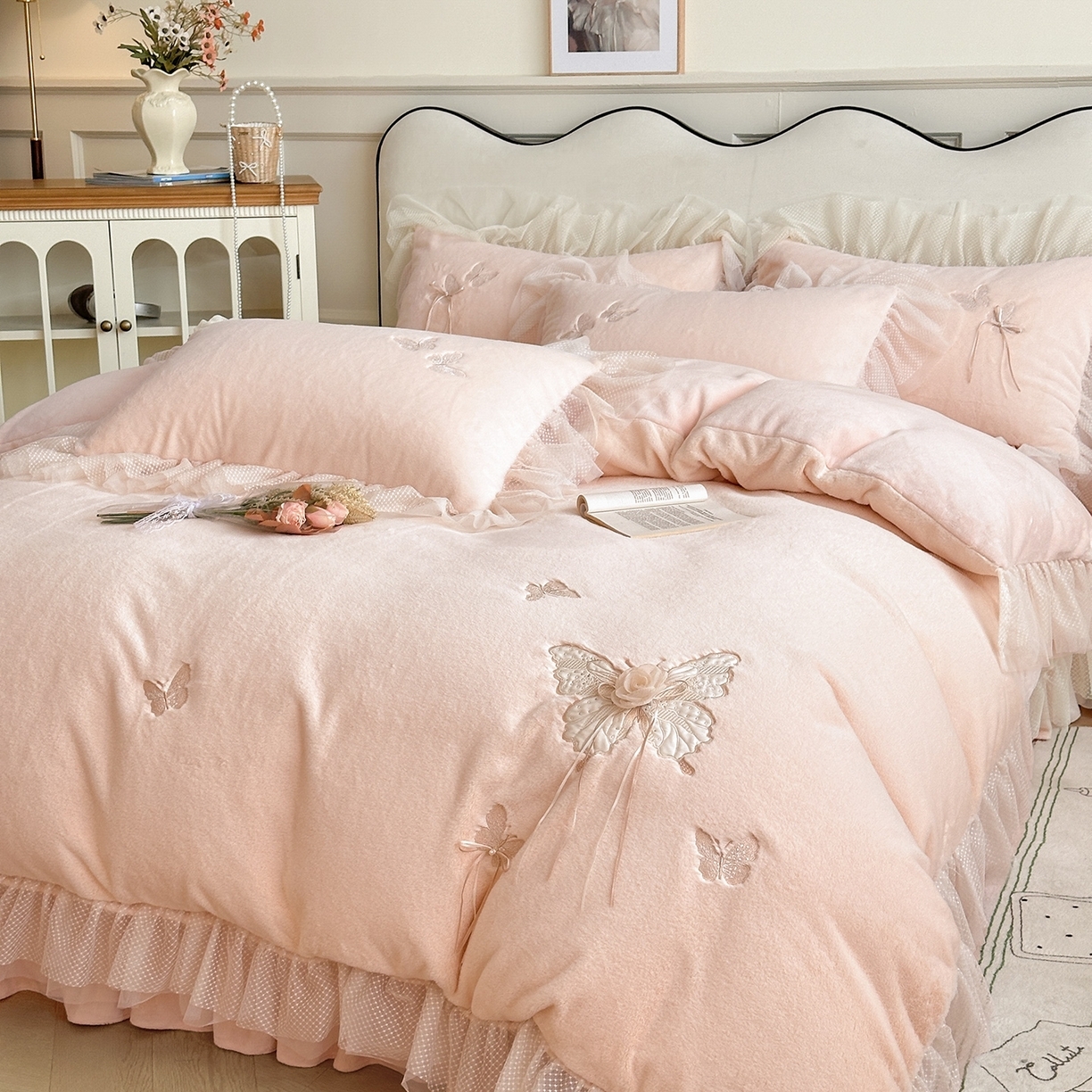 91家纺网 家纺一手货源 找家纺 （总）金绣美居 2025新款加厚兔毛绒+牛奶绒韩版床盖款绣花手工花保暖四件套-蝴蝶飞飞