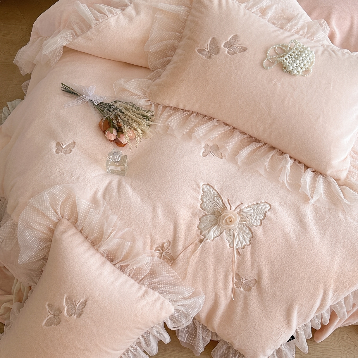 91家纺网 家纺一手货源 找家纺 （总）金绣美居 2025新款加厚兔毛绒+牛奶绒韩版床盖款绣花手工花保暖四件套-蝴蝶飞飞